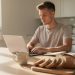 découvrez comment la consommation de pain le matin peut influencer votre concentration et votre performance cognitive tout au long de la matinée.
