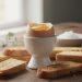 découvrez l'œuf à la coque et ses mouillettes : une tradition culinaire revisitée ou une nouvelle tendance santé à adopter pour vos petits-déjeuners.