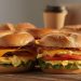 découvrez des recettes faciles et rapides de sandwichs matinaux à emporter, parfaits pour bien commencer la journée même en déplacement.